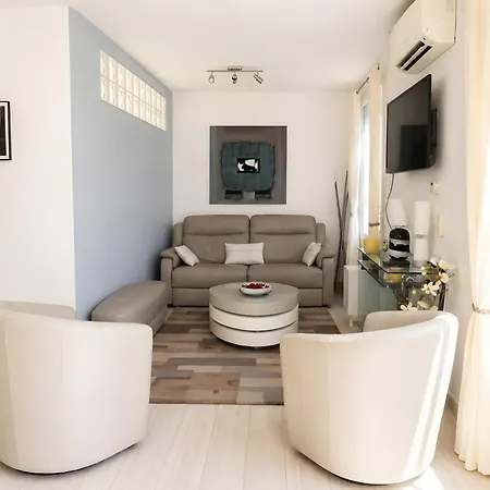 Three Bedrooms דירה *